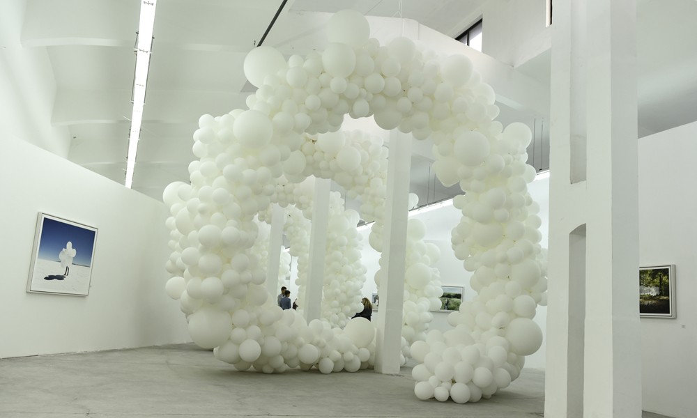 气球入侵上海，Charles Pétillon 个人艺术展 《涌入》 开幕