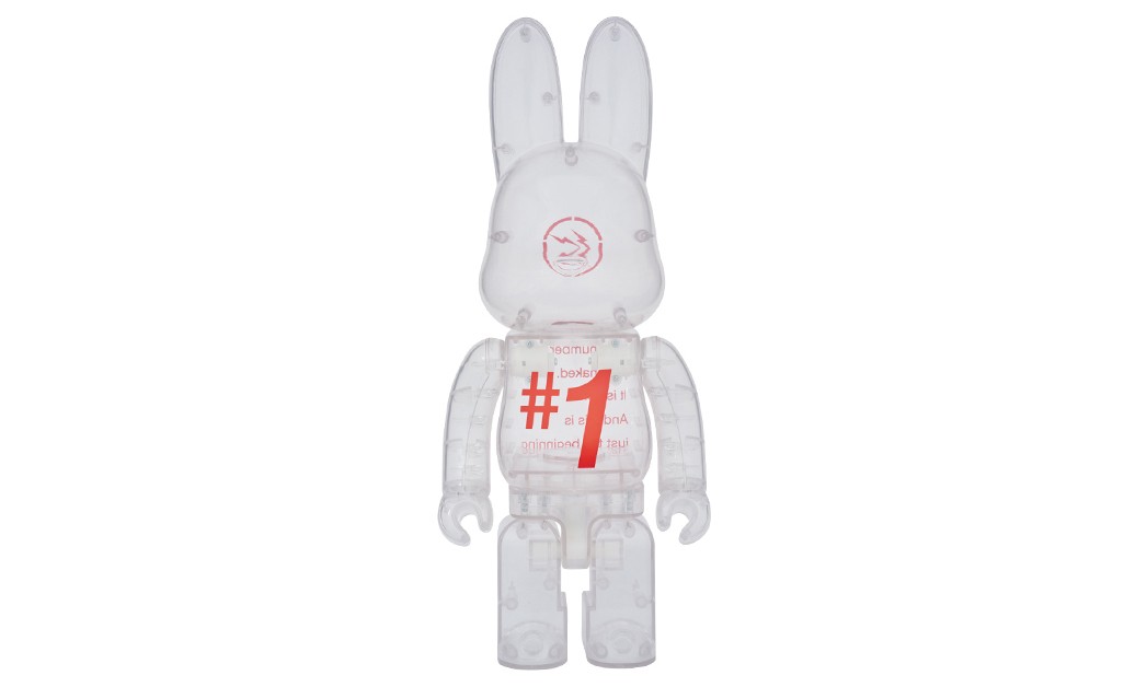 写着一号但却是第二只闪电兔子，fragment design x MEDICOM TOY PLUS R@BBRICK 玩偶