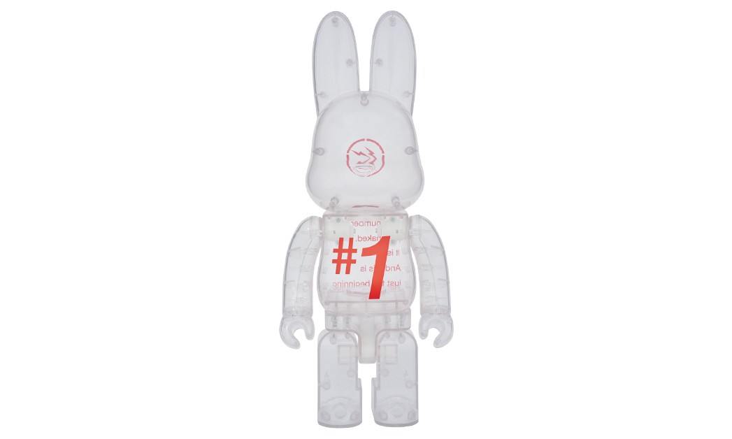 写着一号但却是第二只闪电兔子，fragment design x MEDICOM TOY PLUS R@BBRICK 玩偶