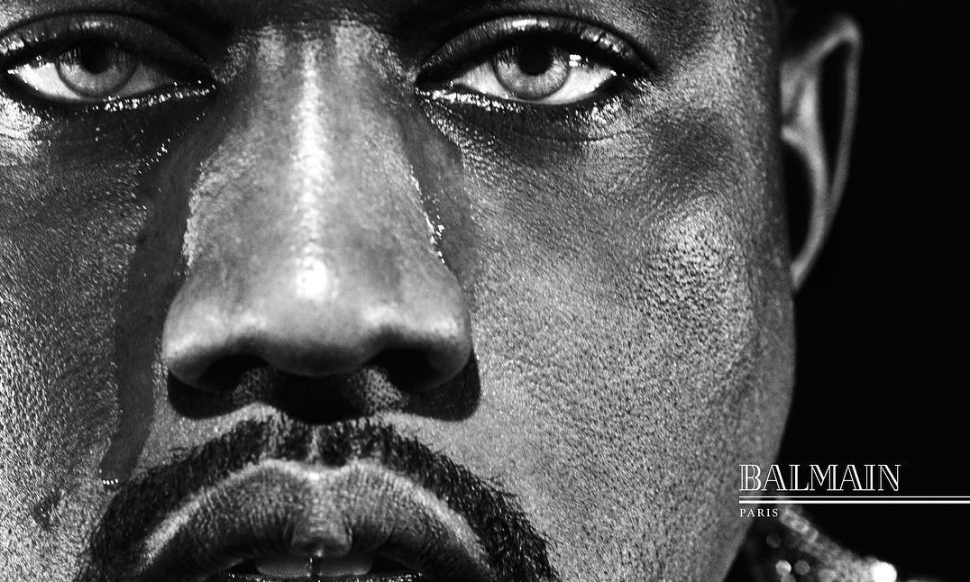 在 Balmain 新季海报中，Kanye West 和 Kim Kardashian 都哭了