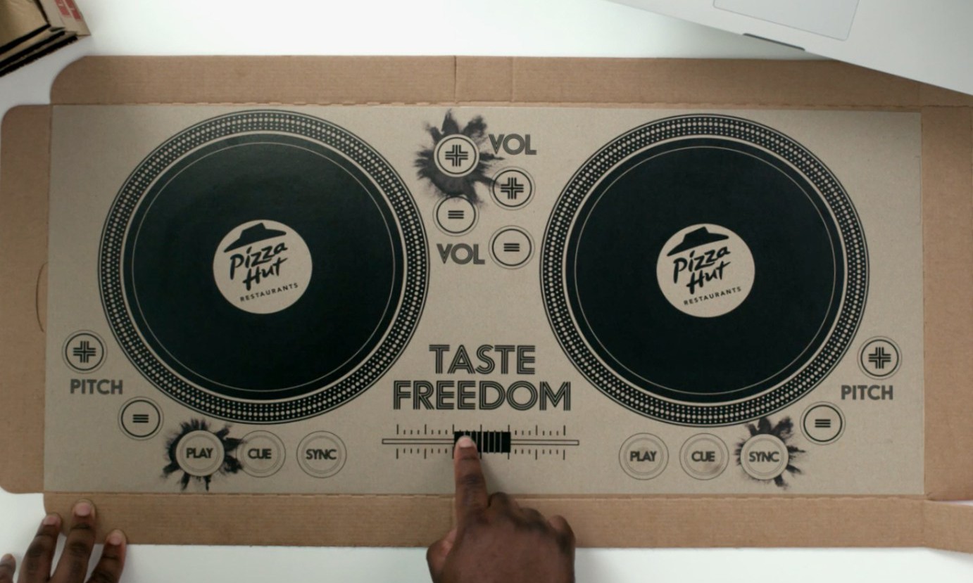 必胜客的披萨盒居然变成了 DJ 台