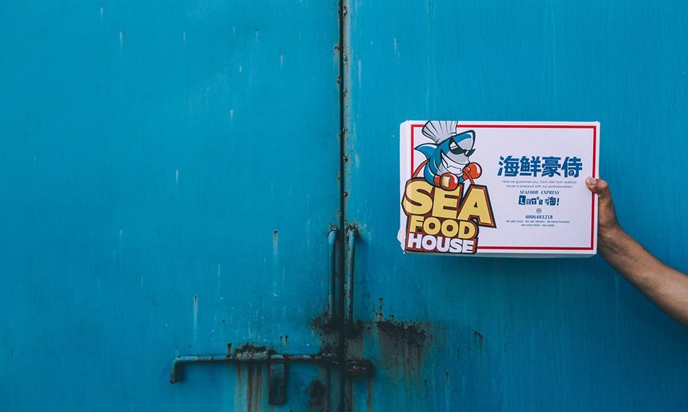 这家上海的夜宵潮店，把外卖盒用来装鞋子