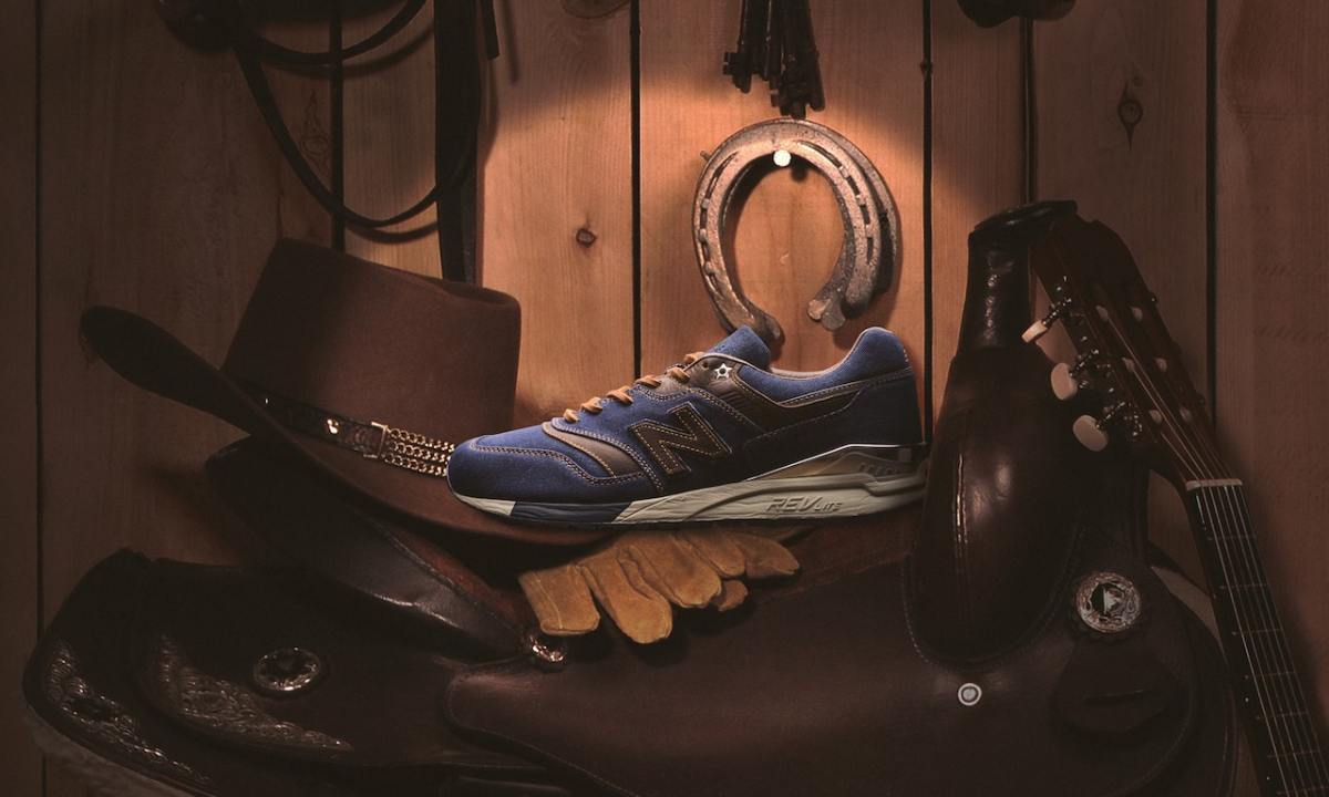 虽然唱着“不用麻烦了”，但周董设计的这双 New Balance 却用了很多心思