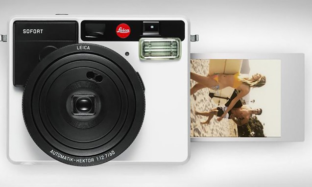 Leica  也推出拍立得相机，配套的还有品牌出品的相纸