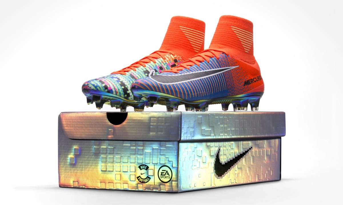 这双 Nike Mercurial SuperFly，可以称作是 FIFA 游戏的回忆录