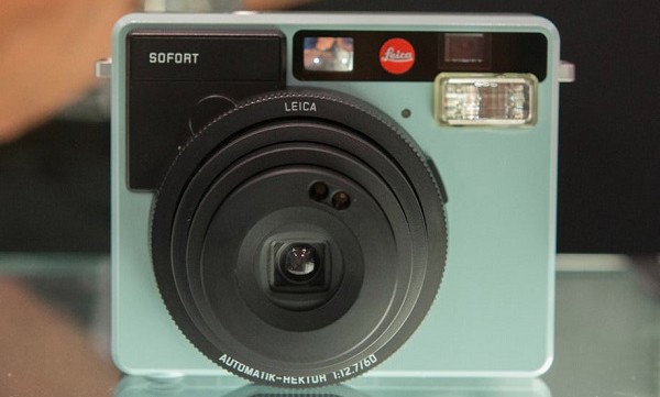 比普通拍立得好看太多，徕卡推出首款拍立得相机 Sofort