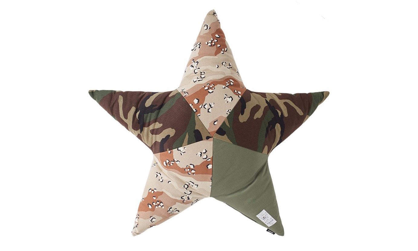 SOPHNET. 发布了一款军事风五角星抱枕