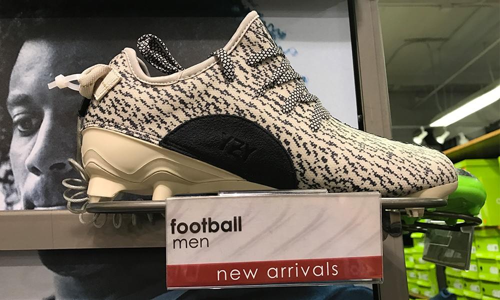 出现在折扣店里的 Yeezy 350 … 橄榄球鞋