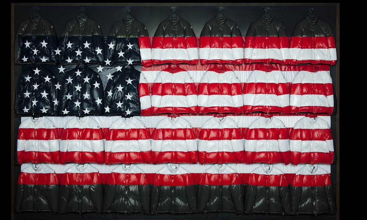 Moncler 携手 Thom Browne，用羽绒服在纽约新店里拼出了一幅美国国旗