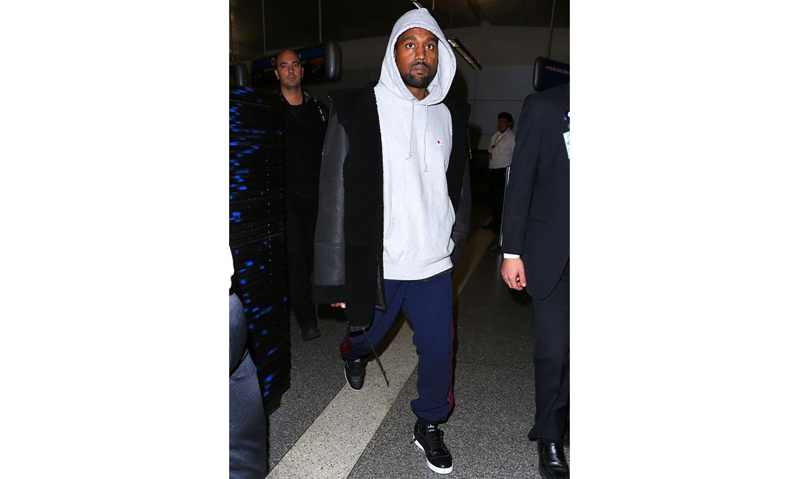 Kanye West 上脚 adidas Originals “Calabasas” 联名鞋款