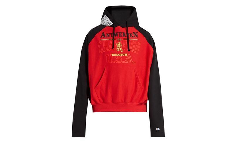 这次轮到 Vetements 和 Champion 的联名开始发售了