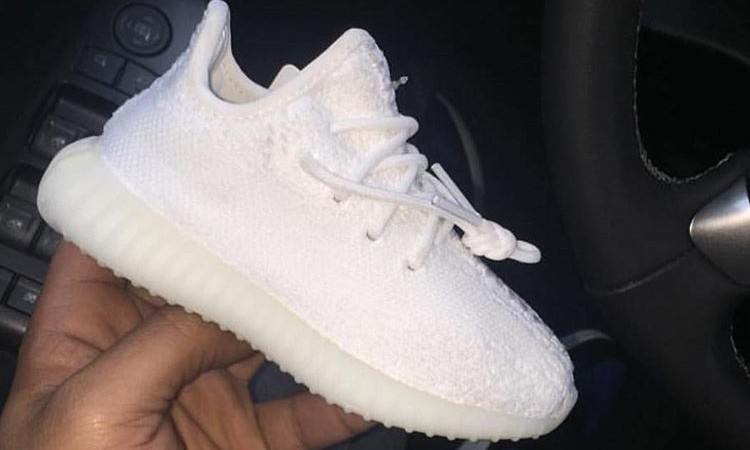 除了 Yeezy Boost 350 V2 的纯白成人款外，童鞋的实物图也有了