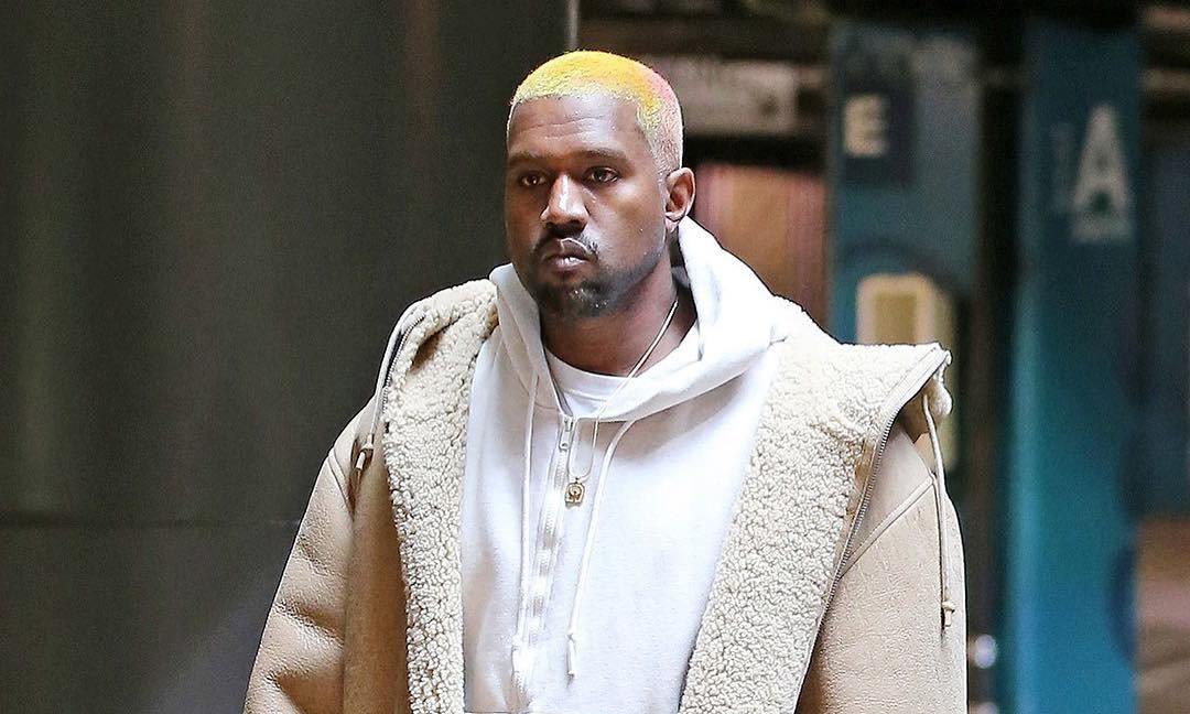 新年新气象？Kanye West 最新 “炫彩” 造型亮相