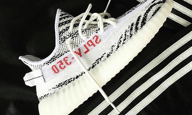 好事成双，Yeezy Boost 350 V2 “Zebra” 配色发售日期曝光