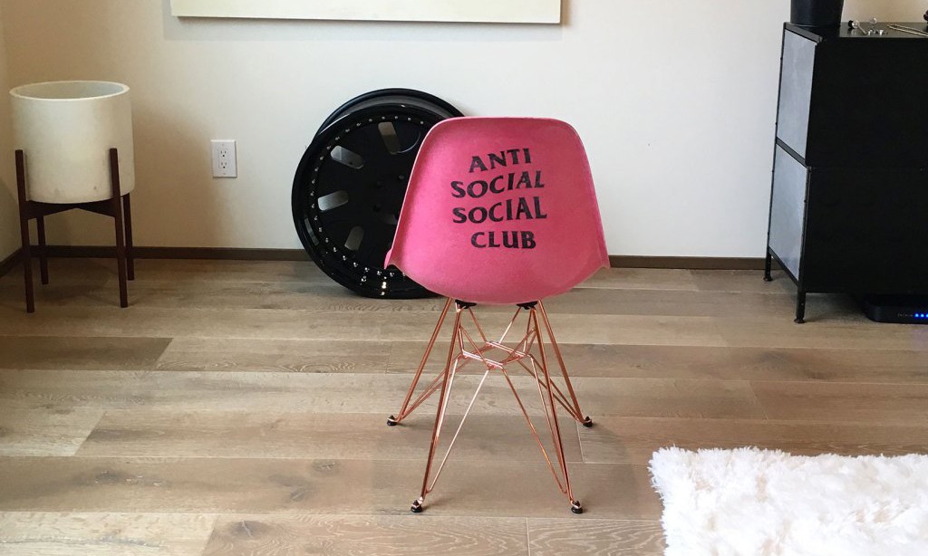 Anti Social Social Club 的下一个合作对象，是家具品牌 Modernica