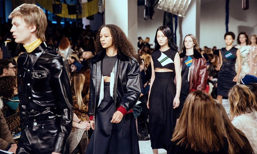 Raf Simons 在 CK 交上的第一份 “考卷”，你会给几分？