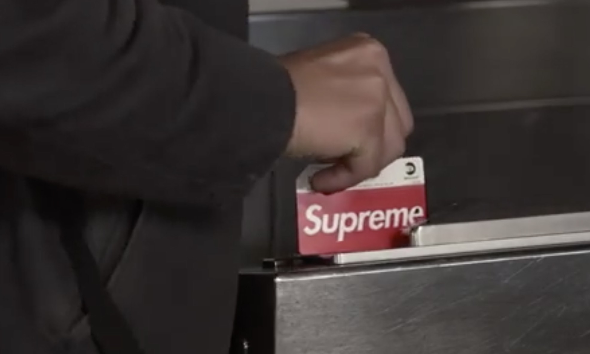 17 春夏发布在即，Supreme 先送你一张纽约捷运卡