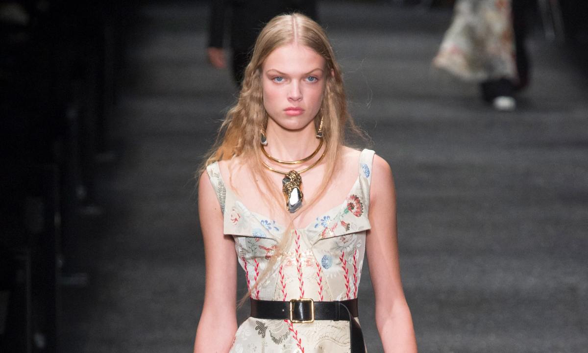 Alexander McQueen 灵魂的延续， 2017 秋冬女装发布