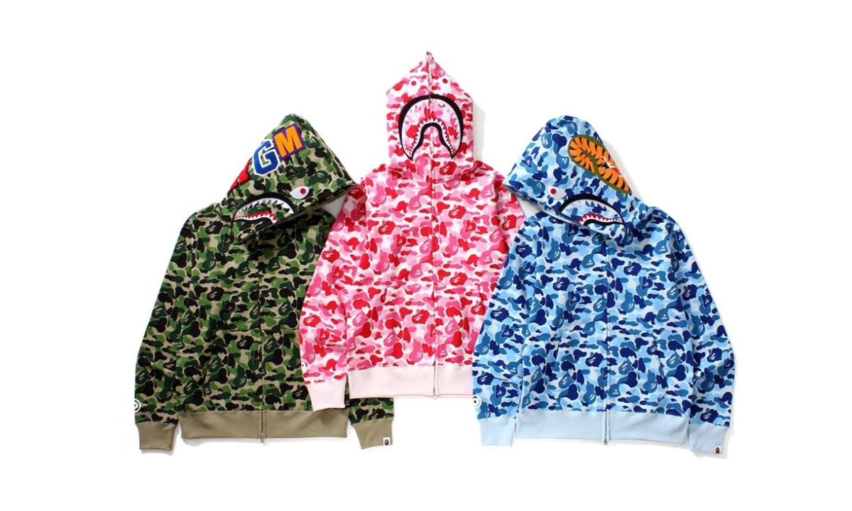 A BATHING APE® 带来 ABC Camo 鲨鱼头卫衣