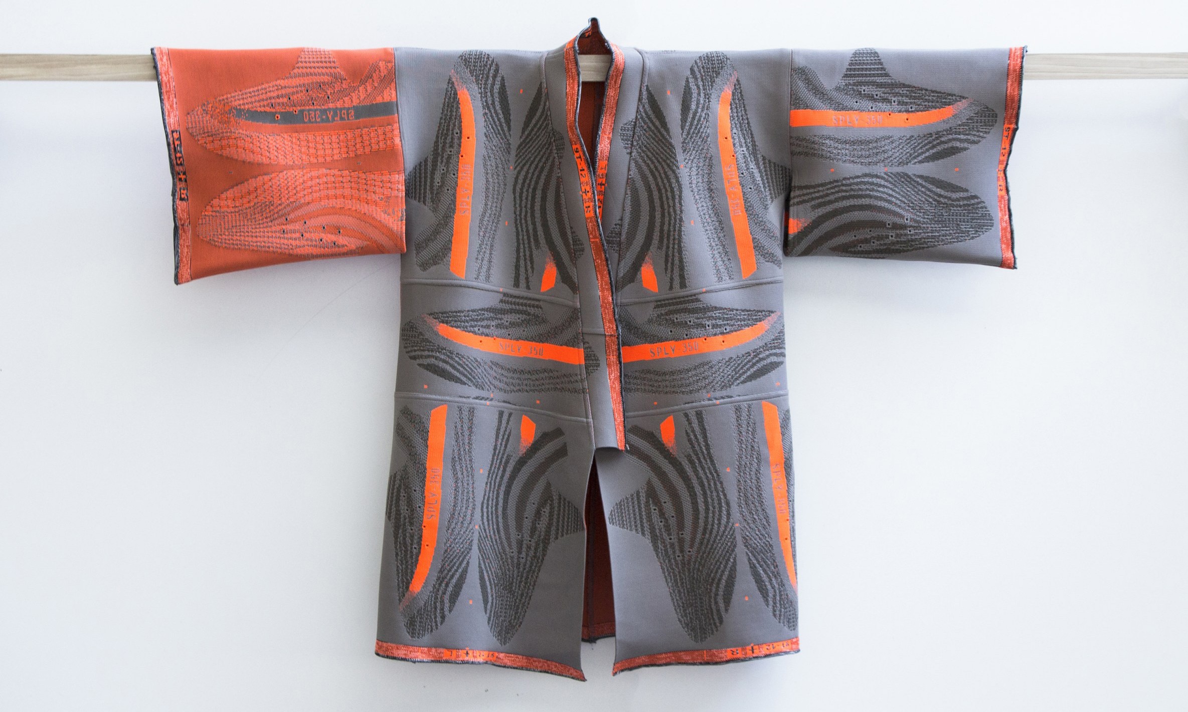 艺术家 Bryce Wong 用 YEEZY BOOST 350 v2 做了一件和服